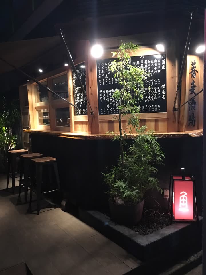 夜の外観